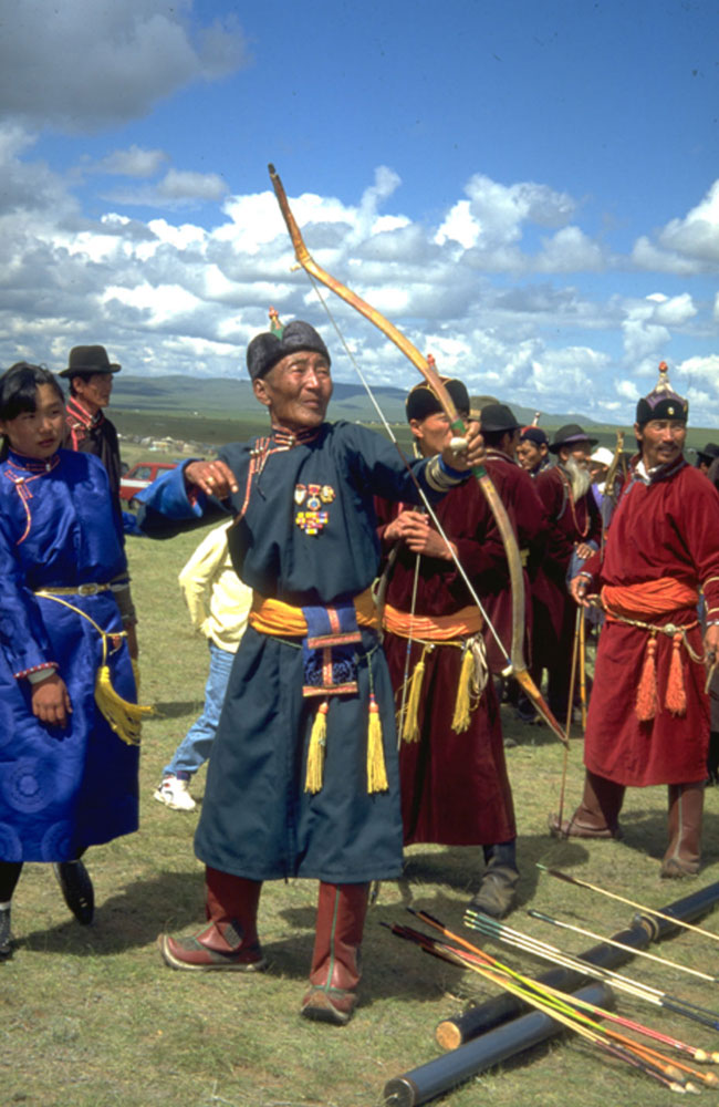Mongols en train de faire du tir à l'arc