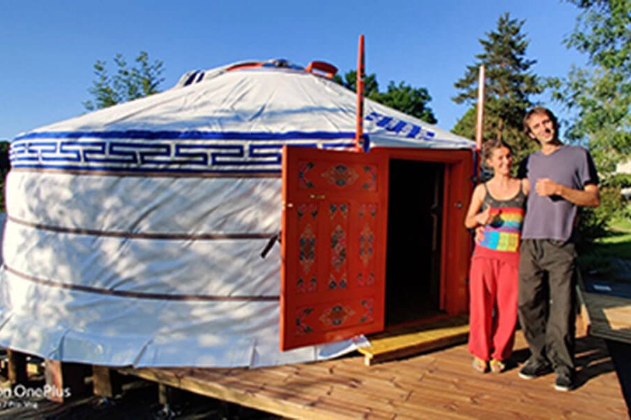 2 personnes à côté d'une yourte